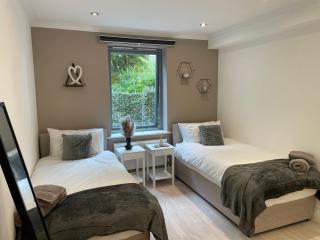 Perfect Stay for Families & Business in CR2 - with FREE parking & 10mins from East Croydon - Purley - 5