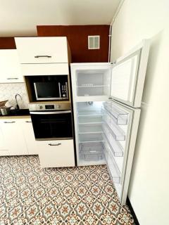 Convivial appartement de charme avec balcon , 95 m2 en hyper-centre de Saint-Brieuc. Tout confort, grand salon avec vidéoprojecteur - 3 chambres - Parking - 8