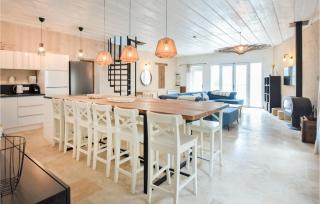 Awesome Home In Saint-Vaast-La-Hougue - 4