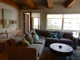 2 Br Residence With Huge, Sectional Couch Condo - 5