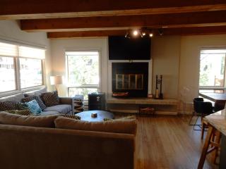 2 Br Residence With Huge, Sectional Couch Condo - 8
