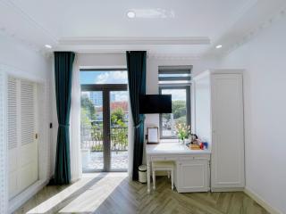 Paris Hotel & Cafe - 1