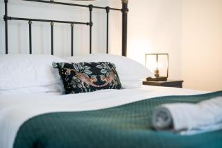 Ty Calon - 3 storey 1920s home, close to beach & the city- close to theatre- perfect for family & friend breaks or longer term for contractors, crew and cast - 5