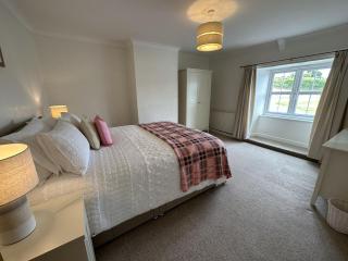 Drefach - Refurbished farmhouse in stunning surroundings with hot tub - Llanwinio - 4