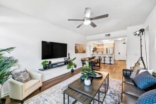 Beverly Grove Chic City Oasis 2 BR Apt with Den 138 - Los Angeles - 0