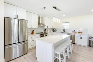 Remodeled Farmhouse on 18 Acres 8 Mi to Elgin! -  - 5