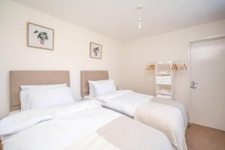 Spacious 5 Bedroom House - Sleeps 7 - 3-Car Driveway - Work - Leisure - Wolverhampton - 7