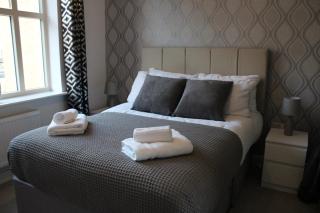 Haven - Spacious Luxury Home perfect for families, couples and contractors! 5mins to Xscape and Junction 32! - 4