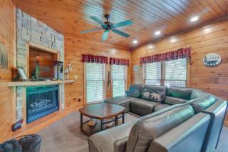 Cabin with Pool Access about 3 Mi to Downtown Gatlinburg - Gatlinburg - 7