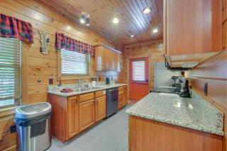 Cabin with Pool Access about 3 Mi to Downtown Gatlinburg - Gatlinburg - 4