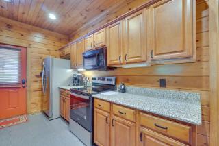 Cabin with Pool Access about 3 Mi to Downtown Gatlinburg - Gatlinburg - 3