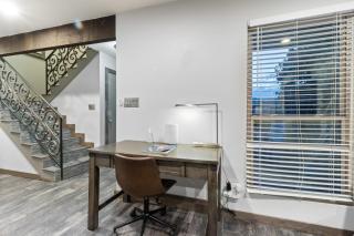 The Plaza - An Irvie Home w Summer Pool - 1