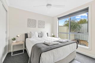 Stylish and Spacious Launceston Villa + Free Wifi - 2
