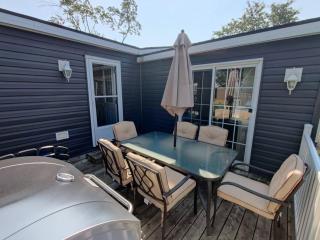 Resort near wineries, river, trails! Large Pool! - 2