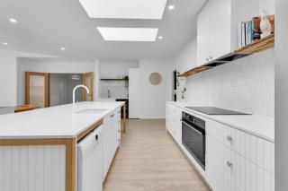 The Family Beachside Escape by Ready Set Stay - HOUSE & GUEST HOUSE - Rosebud - 6
