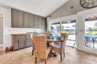 Awesome Location with Dock, Pool, Bicycles & Kayaks - Cape Coral - 2