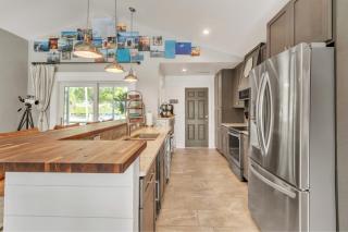 Awesome Location with Dock, Pool, Bicycles & Kayaks - Cape Coral - 5