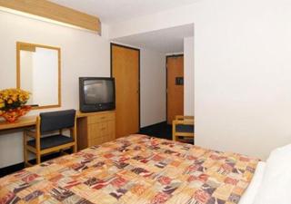 Days Inn by Wyndham Flint/Bishop International Airport - Flint - 4