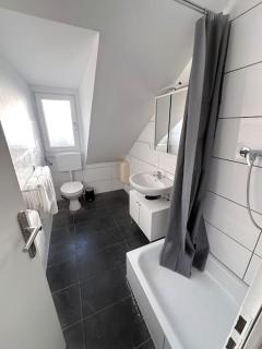 Zentrale Wohnung für 4 mit Bett und Schlafcouch - Essen - 9
