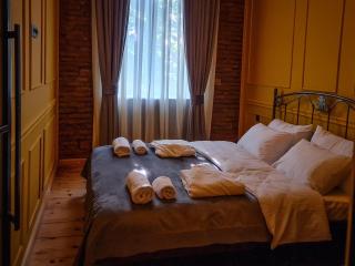 Top Floor Apartment+Balcony in sololaki / Room 25 - Tbilisi - 2