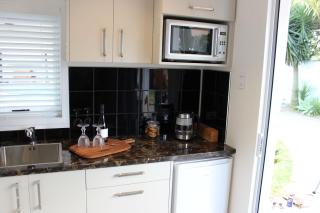 The Pool House Bed & Breakfast - Napier with a Fully Equipped Kitchenette & BBQ - 8