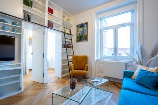 Downtown Luxury Retreat - 9