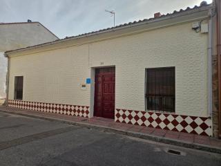 La Nava, casa de pueblo con patio y calefacción con chimenea - Nava de la Asunción - 0