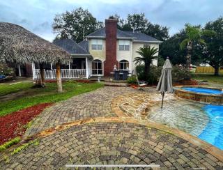BEAUTIFUL VACATION HOME RENTAL WITH TROPICAl STYLE HEATED POOL & HOT TUB - Alvin - 7