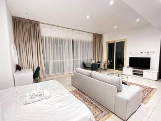Lovely Newly Furnished Ocean View Studio in Royal Oceanic Tower - Dubai - 6