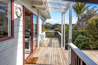 Onetangi Beach Retreat - Waiheke Holiday Home - Onetangi - 6