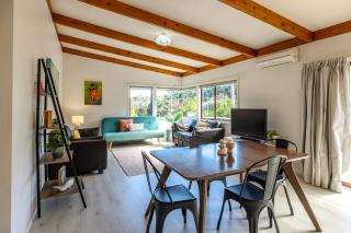 Onetangi Beach Retreat - Waiheke Holiday Home - Onetangi - 1