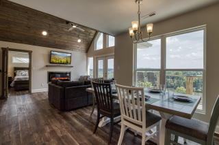 Broadview, Hot Tub, Golf! 1089 of FREE Attraction tickets for each paid day, Dollywood and More! - Kodak - 1