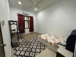Azzahra Homestay Pekan with 3 Bedrooms fully airconditioner - Pekan - 9