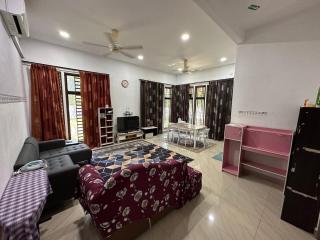 Azzahra Homestay Pekan with 3 Bedrooms fully airconditioner - Pekan - 5