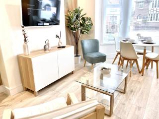 Luxury Porthcawl Large Spacious 2 bedroom Apt, Parking, Garden access, Prime Location - Porthcawl - 0