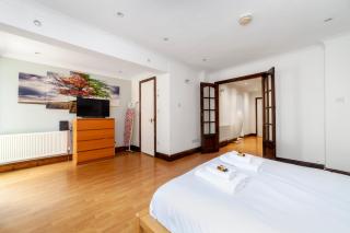 Bright 1 Br Apt wpatio, next to Westfield Centre - Londra - 6