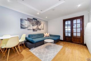 Bright 1 Br Apt wpatio, next to Westfield Centre - 0
