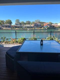 Luxury on the Lake - Cheltenham - 9