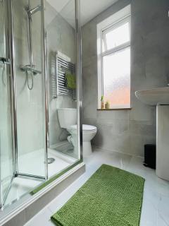 Lovely 4-Bed House in Luton - Luton - 1