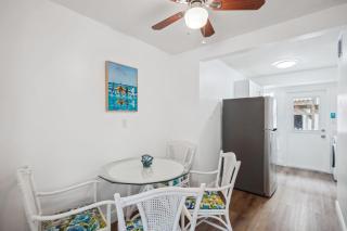 Beach Livin 2 - 1 Bedroom Downstairs - St Pete Beach - 1