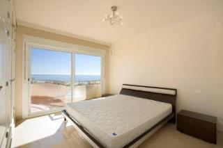Immaculate 3-Bed Penthouse- Stunning Views - 3