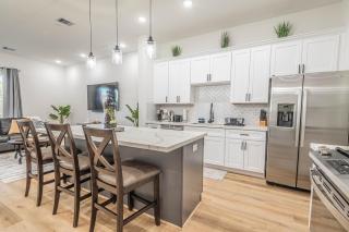 Luxury Haven near Dwtn, Med CTR, with Fast Free WiFi, Parking - Houston - 1