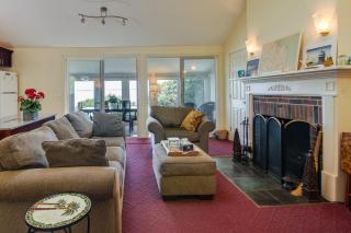 Bayfront Plymouth Gem with Sunroom, Steps to Shore! - Plymouth - 4