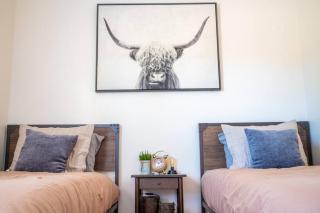 Rustic Gold Retreat - 4