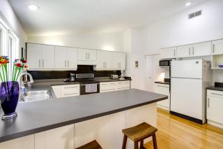 Modern and Spacious Home - 6 Mi to Dtwn South Bend - 3