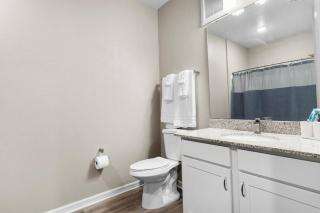 Upscale 1BR/1BA: Resort Vibes, City Edge, Bliss - Melbourne - 4