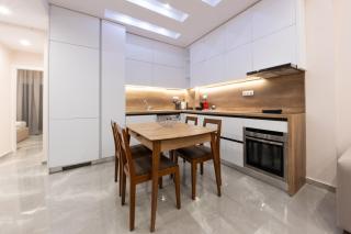 Luxury Downtown Apartment - 8