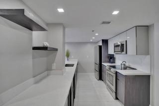 A Wave From It All! Direct water views! - Miami - 3