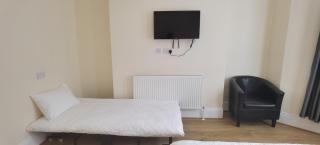 Entire 2 bedroom Apt in central location, Newly Refurbished - 4