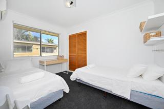Bungalow on the Beach 4 B/R, 8 Guests, Aircon ZG2 - Buddina - 2